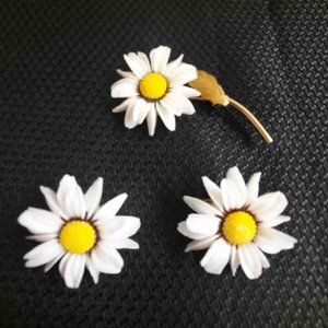 Daisy pin and earring set; plastic/enamel gold toned metal.